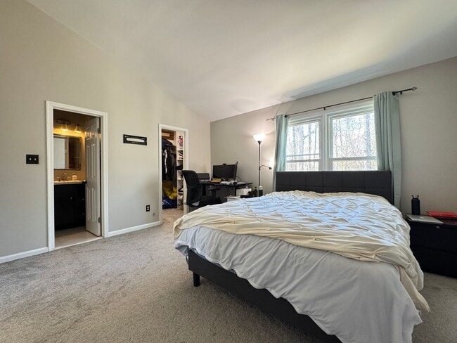 Building Photo - Gorgeous 3 Bed 2/2 Bath Interior Townhome In Little Rocky Run