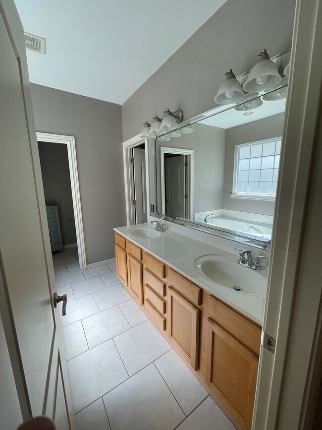 Building Photo - 1507 NE Benjamin Greens