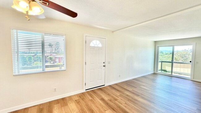 Building Photo - Darling, Upstairs, Corner-End Condo Unit i...