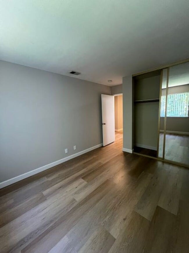 Building Photo - 3 Bed End Unit in Mt. View