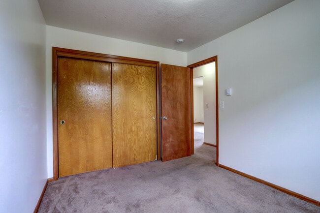 Building Photo - Silver Creek Apartments