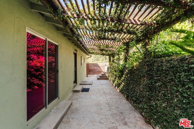 Building Photo - 2042 Sanborn Ave