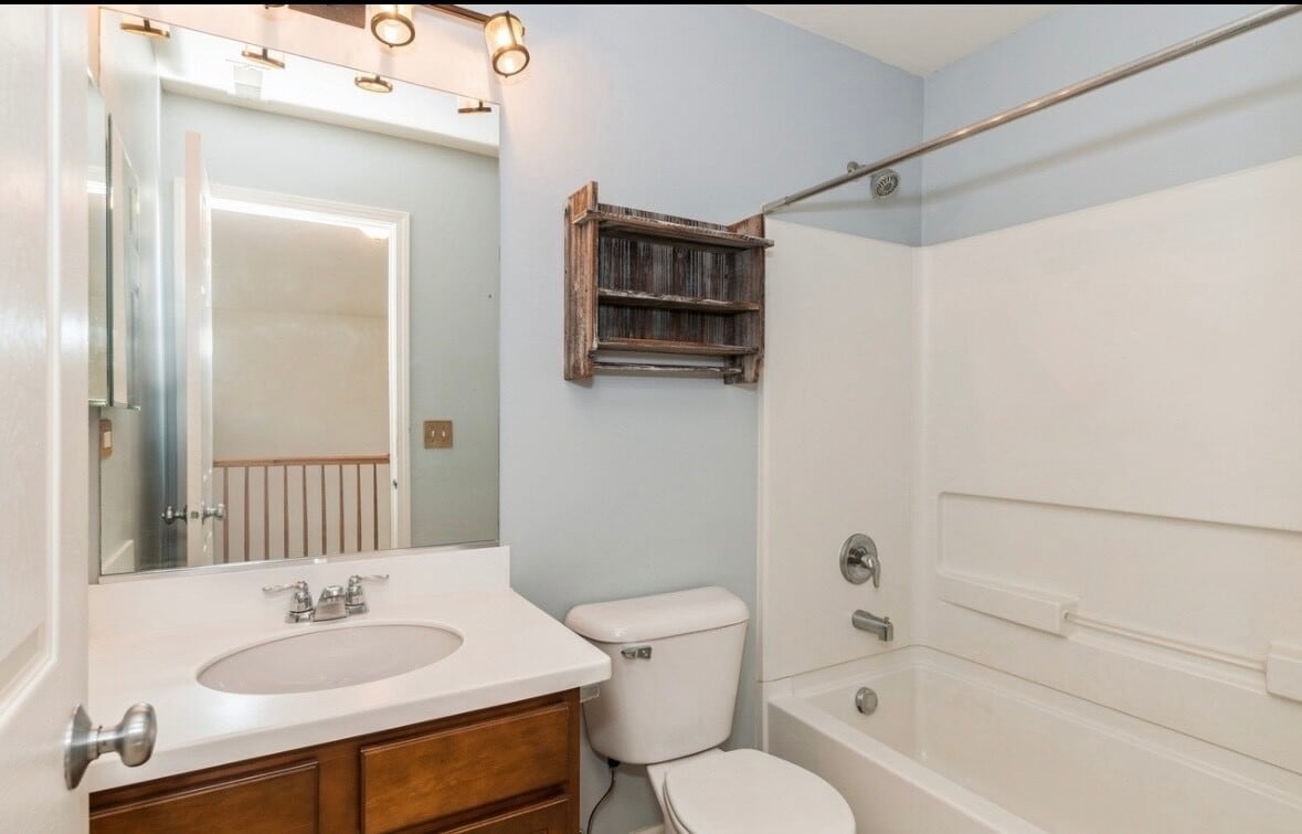 full bath - 416 S Jade Ln