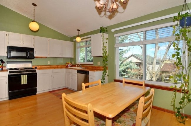 Building Photo - Fantastic 4BR, 3.5BA! Deck, FP, great yard, location!! (Regal)