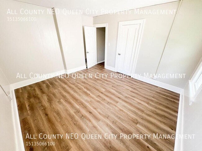 Building Photo - 221 W Parkwood Dr