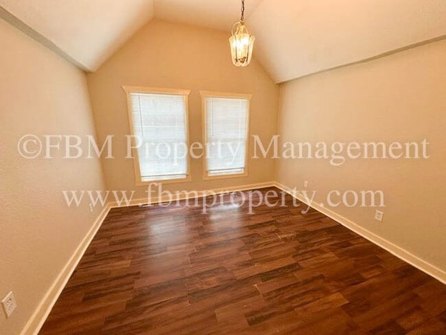 Building Photo - 741 W Park Ave