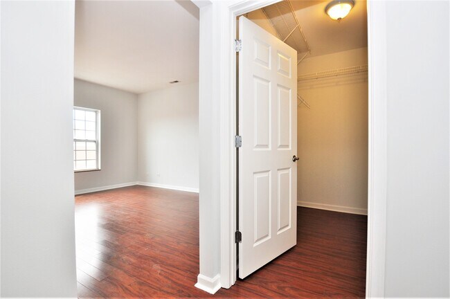 Building Photo - 3000 W Lawrence Ave