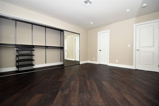 Building Photo - Stunning 2-Bedroom, 2-Bathroom Condo Located at The Lakes!