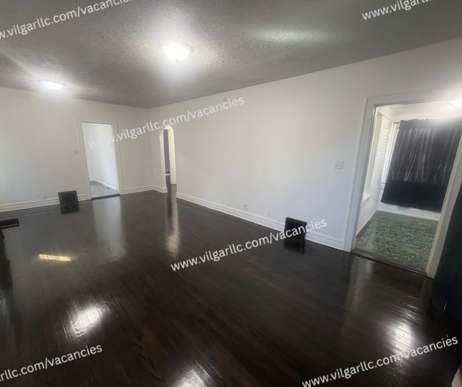 Building Photo - For Rent - Spacious 3 Bed/2 Bath Home