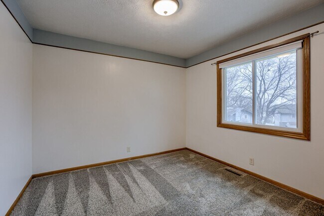 Building Photo - Updated Kitchen!