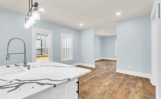 Building Photo - Gorgeous 3/2 Located 1 Block From Downtown Greenville!