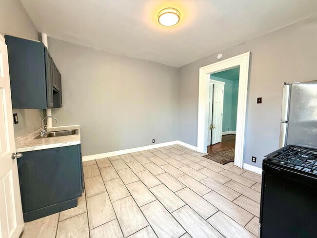 Building Photo - 61 Monitor St