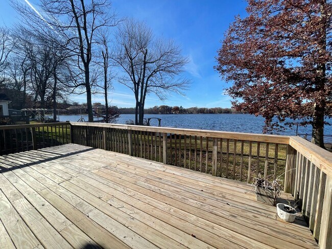 Building Photo - Three Bedroom Home in Gobles