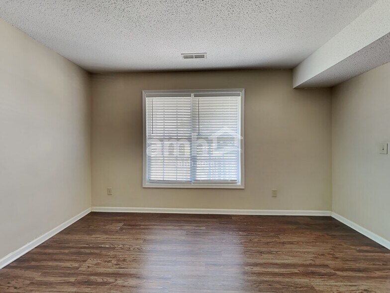 Building Photo - 5806 Manor Ridge Trl