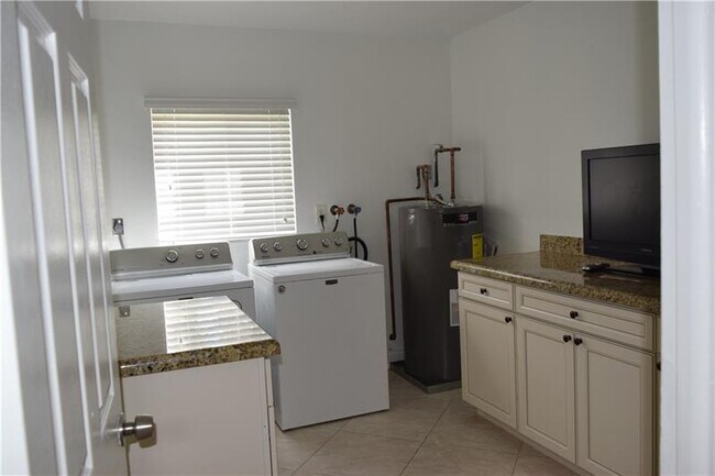 Building Photo - 4625 Glenwood Dr