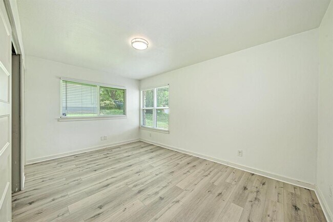 Building Photo - 6700 Kings Point