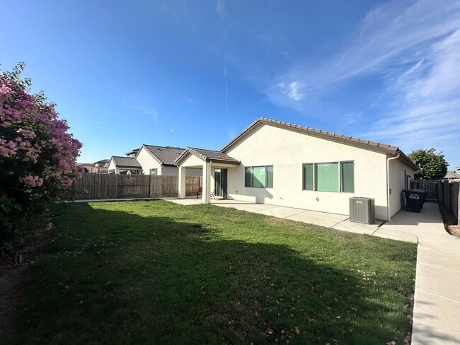 Building Photo - NW Visalia home coming soon!