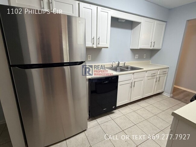 Building Photo - 1102 Phillips Cir