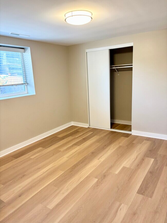 Building Photo - 318 S Dale Ct