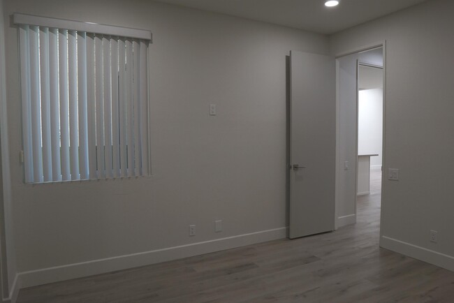 Building Photo - 204 N Hermosa Dr