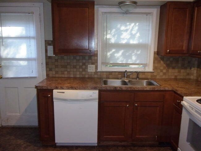 Building Photo - 1975 Tudor St