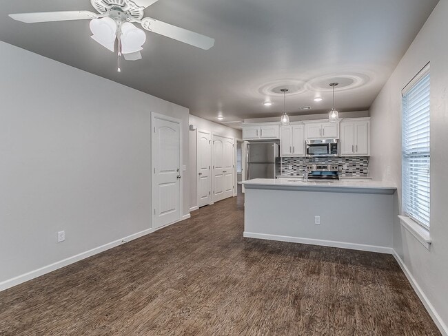 Building Photo - 2 Bedroom 2 Bath 1 Car Garage Duplex - Great location close to the Broadway Extension and 8 minut...