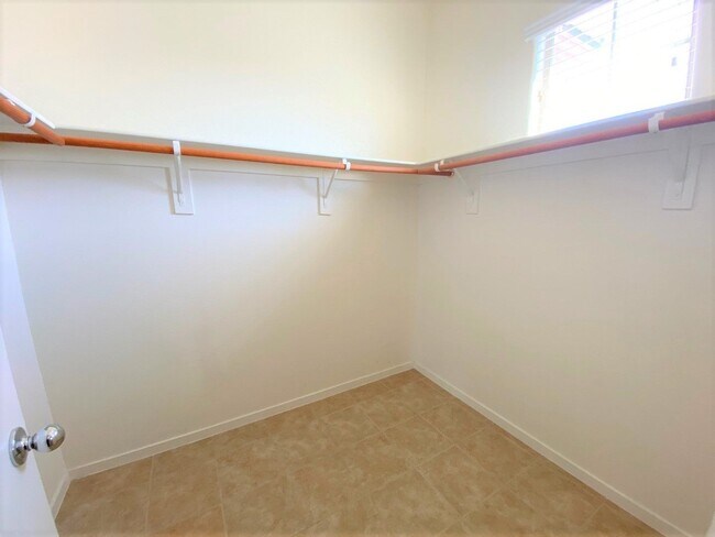 Building Photo - 3 Bed 2.5 Bath Pecos and Washburn
