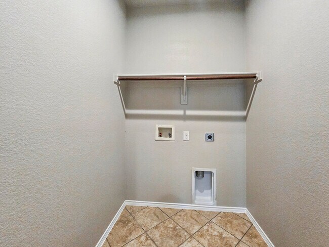 Building Photo - 12320 Walden Wood Dr