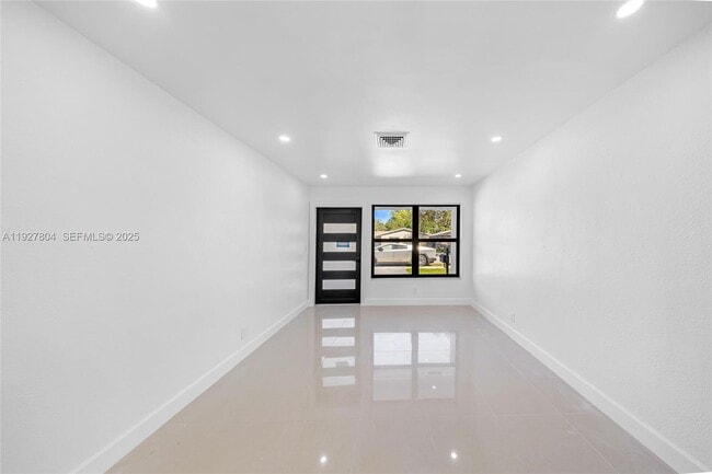 Building Photo - 2318 Scott St