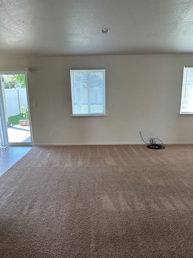 Building Photo - 3 Bedroom Home  For Rent
