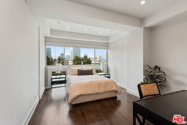 Building Photo - 2220 Ave of the Stars