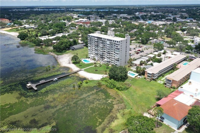 Building Photo - 2121 Lakeview Dr