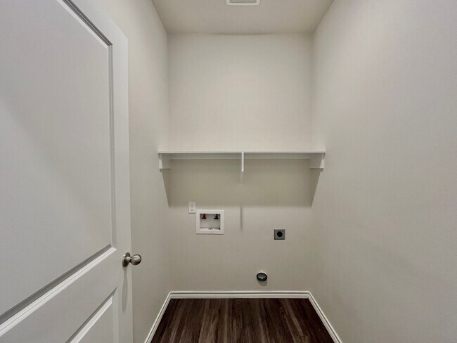 Building Photo - 202 S Rainbow Dr