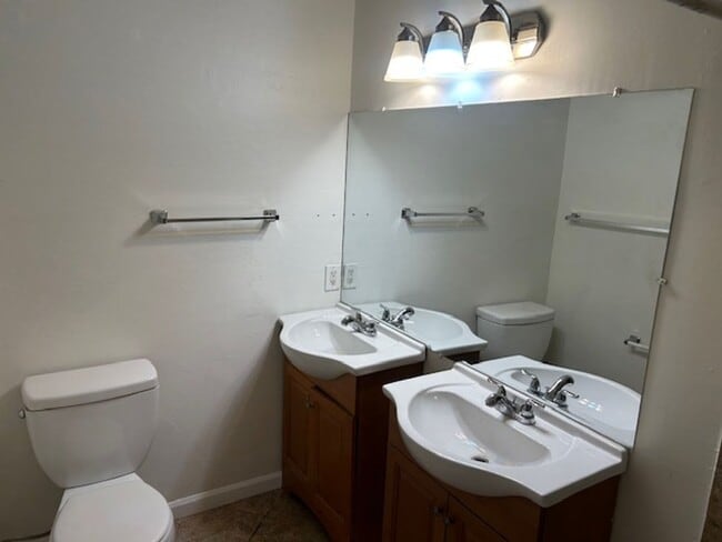 Building Photo - Spacious 3 Bedroom + Den Near Phoenix Country Club