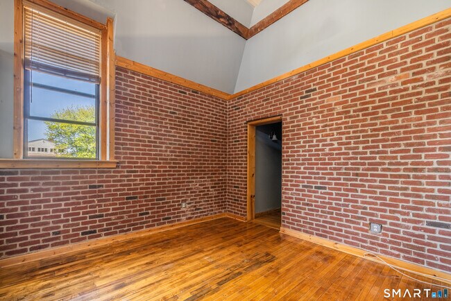 Building Photo - 325 Myrtle Ave