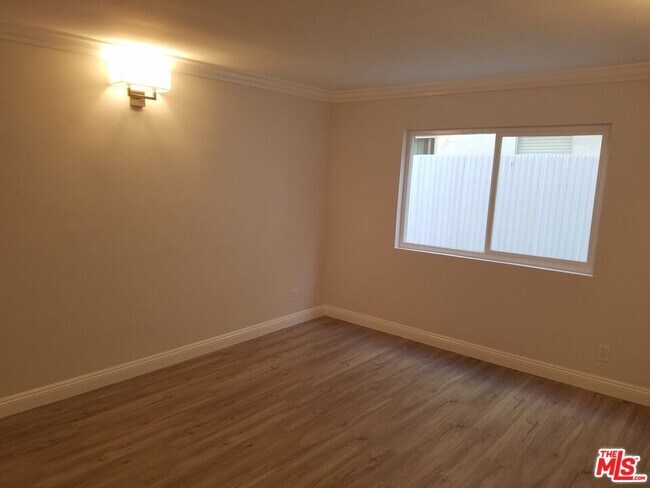 Building Photo - 827 2nd St