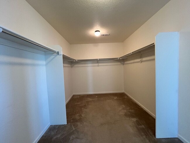 Building Photo - Spacious 5-Bedroom House with Large Fenced Yard