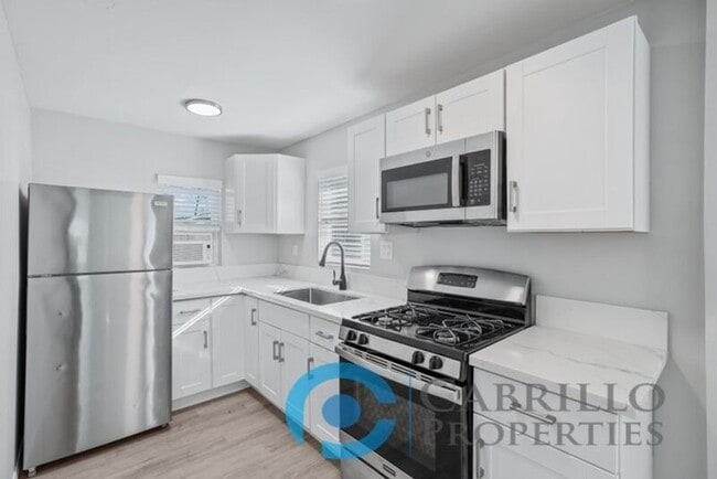 Building Photo - 4853 Mansfield St