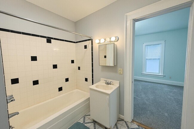 Building Photo - 413 Highland Ave
