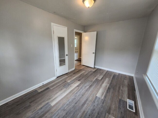 Building Photo - 1805 W 35th St