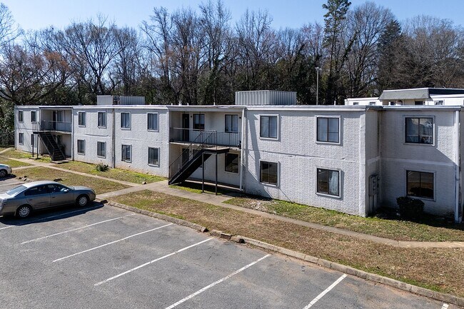Building Photo - Spacious, affordable two bedroom townhouse just minutes from shopping and dining in Gastonia!