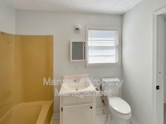 Building Photo - 104 Lora Ln