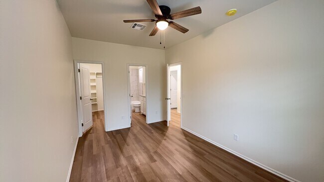 Building Photo - 3 Bedroom 2 Bath 2 Car Garage Duplex in Gr...