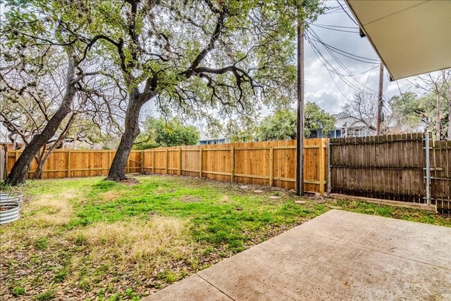 Building Photo - 2811 Hardeman-B