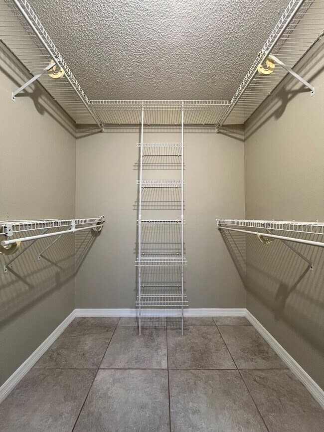 Building Photo - Bay Meadows 3/2 pool home!!!