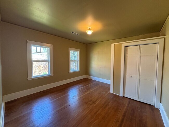 Building Photo - 2 Bedroom House in Southeast Eugene: Near UO Campus