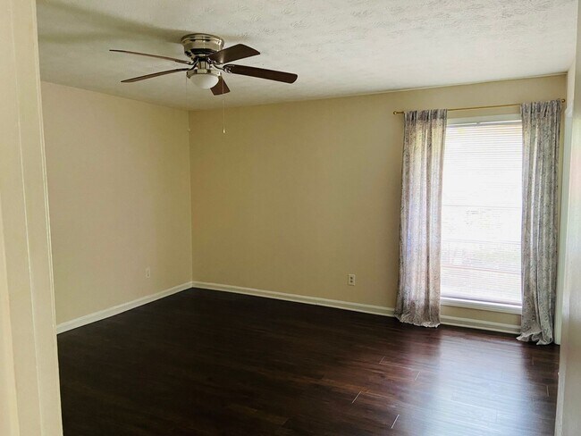 Building Photo - 3 bedrooms /2 bath Condo Available Now