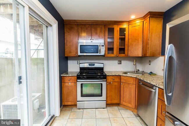 Building Photo - 113 Mountain St