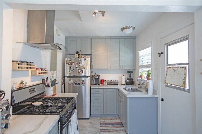 Building Photo - Craftsman Two Bedroom House! w/ Garage! NO...