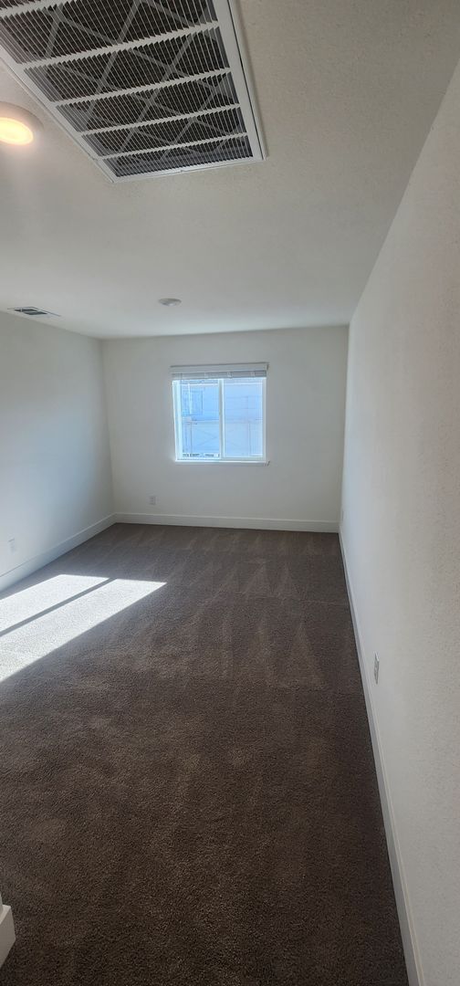 Building Photo - Newer home in Sparks!
